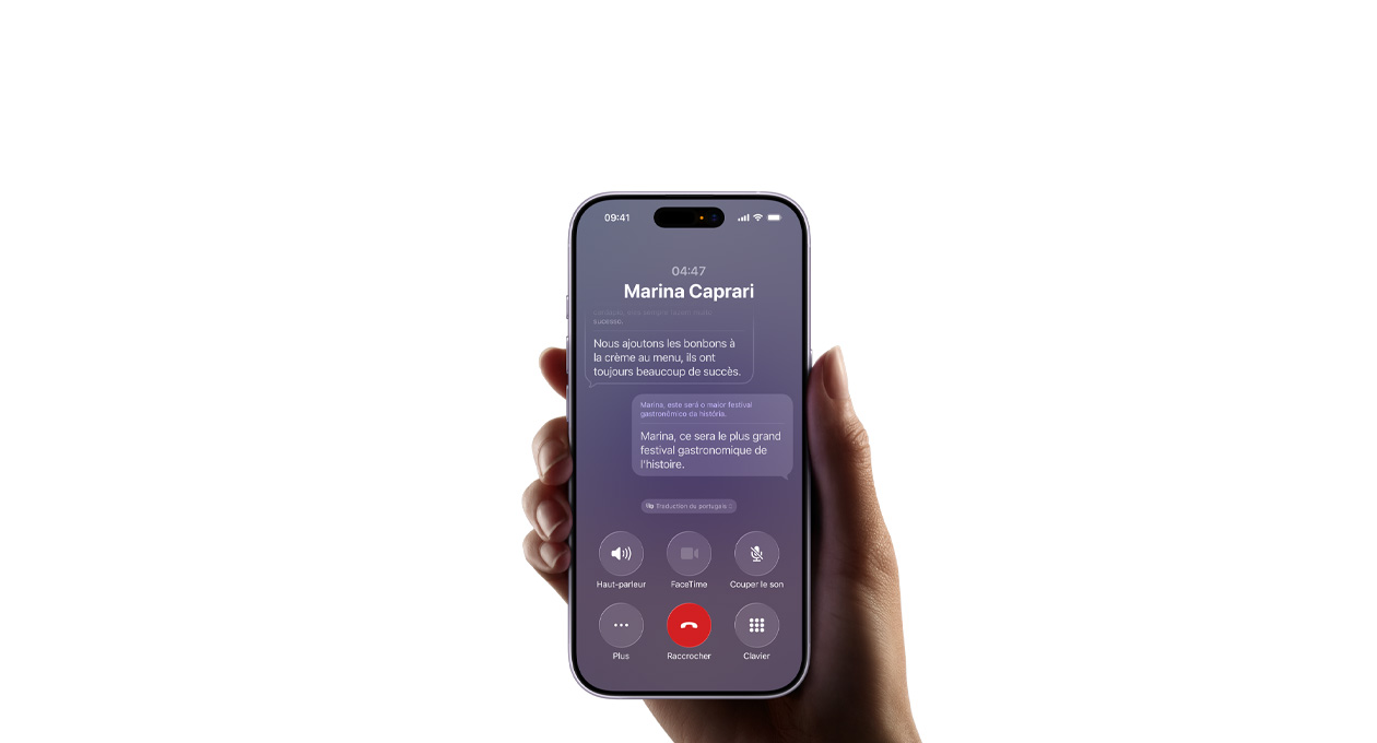 Main tenant un iPhone 17 sur lequel s’affiche la fonctionnalité de traduction en direct d’Apple Intelligence