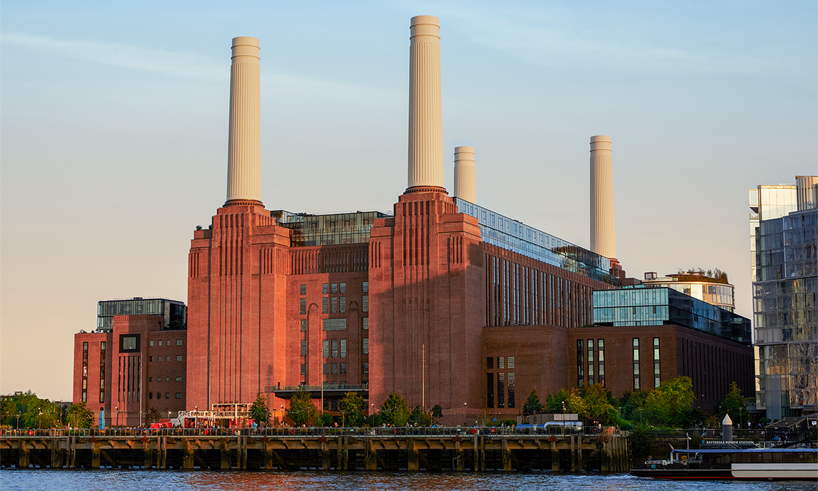 منظر خارجي لمبنى Battersea المغطى بالطوب مع مداخنه الأربعة.