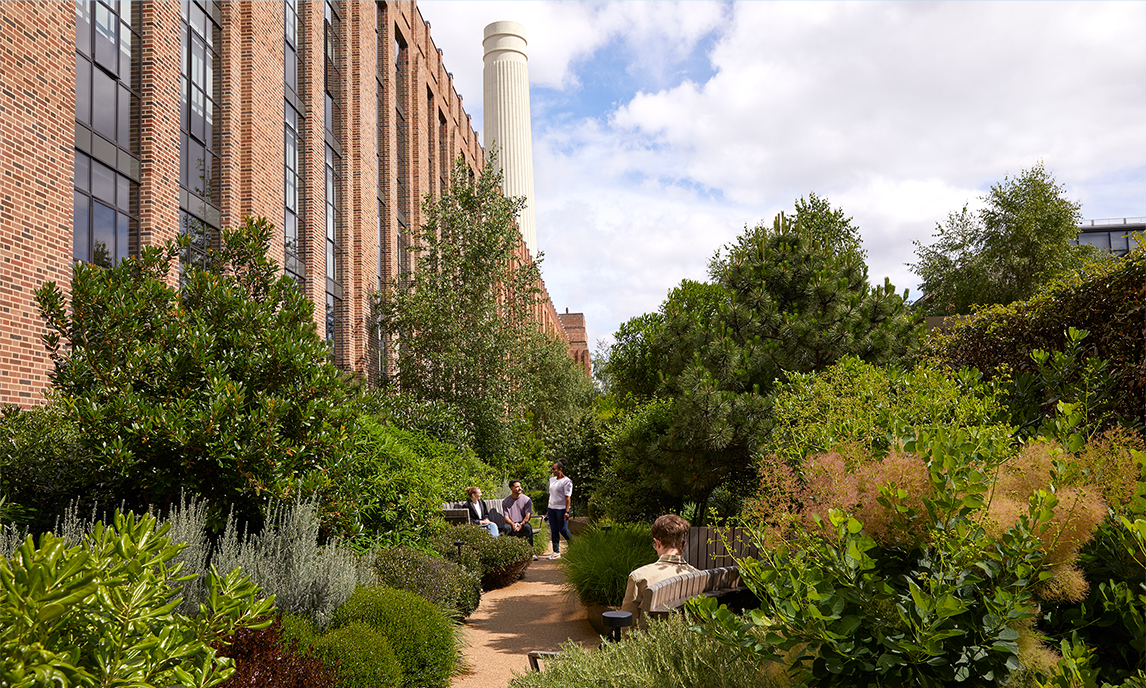 أعضاء فريق Apple يتجولون في حديقة Battersea.