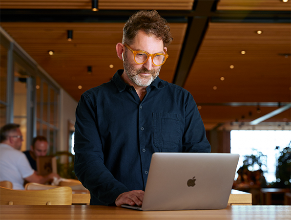 موظف من فريق Apple يستخدم MacBook في مطعم Caffè Macs.