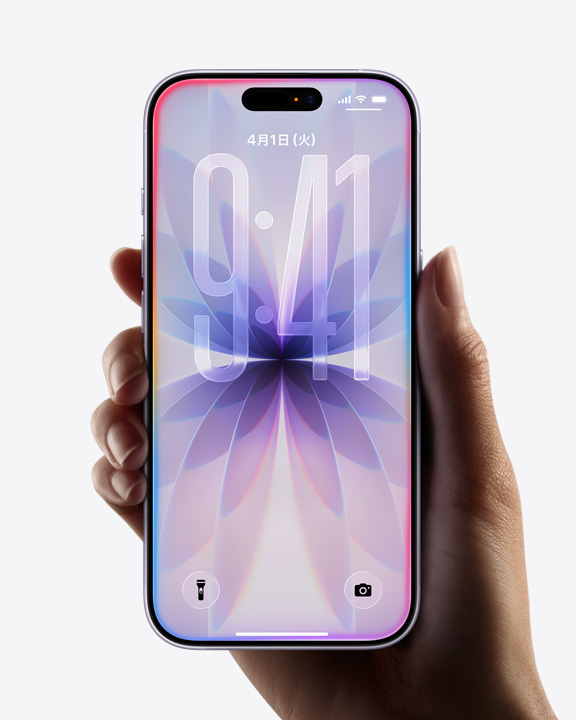 iPhone 17を持っている手。オールスクリーンのディスプレイに、Liquid Glassの枠線が見えるロック画面が表示されている