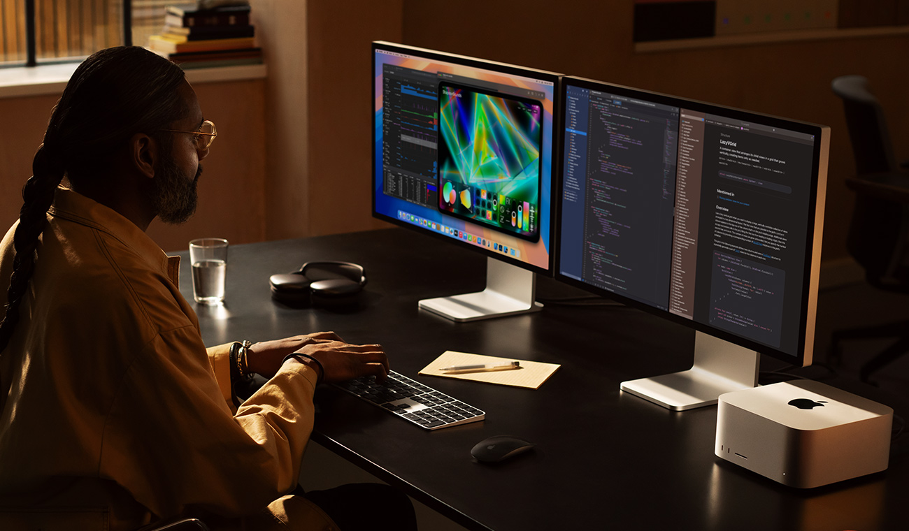 Bir profesyonel, Mac Studio ve iki Studio Display ekranıyla çalışıyor