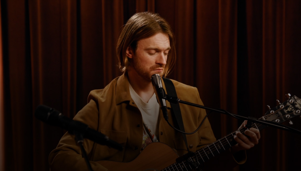 Kacey Musgraves og FINNEAS, der synger og spiller guitar sammen