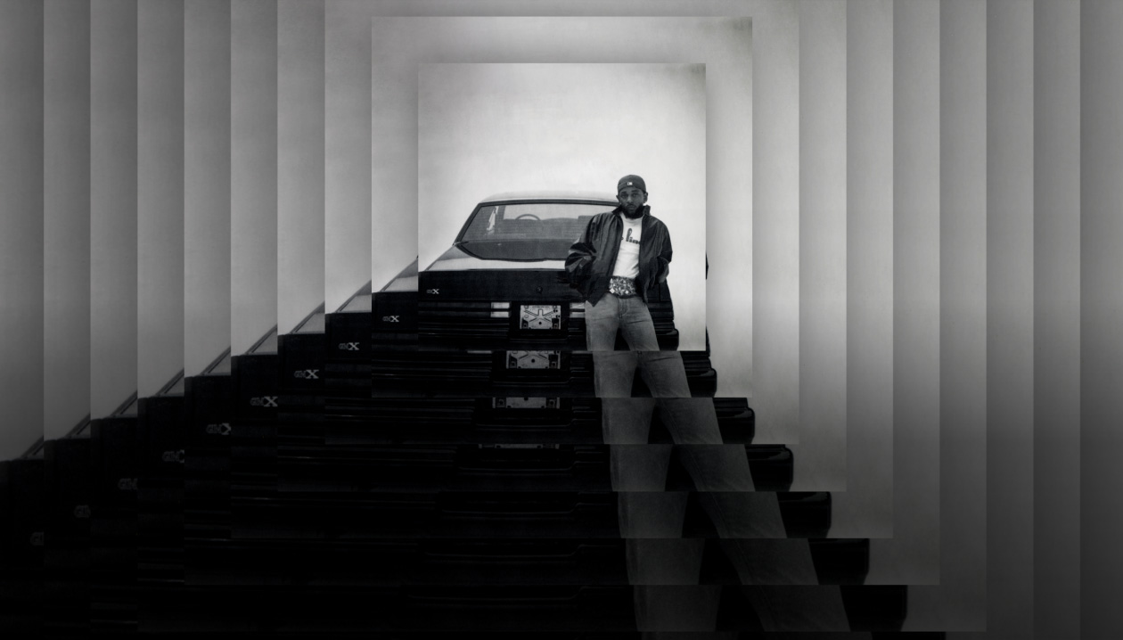 Coverbillede til Kendrick Lamar-albummet “GNX” med Kendrick Lamar, der læner sig op af en bil – nærmere bestemt en Buick GNX fra 1987. Flere albumcovere er placeret oven på hinanden.