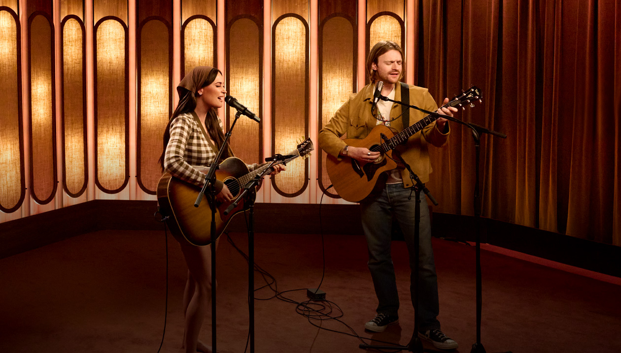 Kacey Musgraves og FINNEAS, der synger og spiller guitar sammen