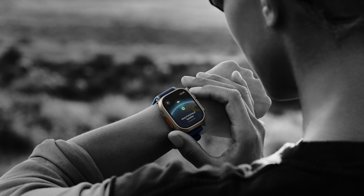 Eine Person nützt die Zwei-Wege Kommunikation per Satellit auf der Apple Watch Ultra 3