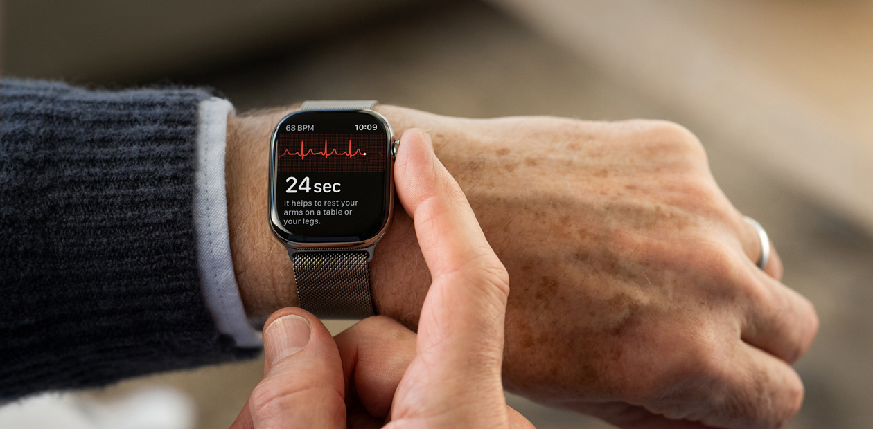 Apple Watchの心電図アプリで心電図を記録している人