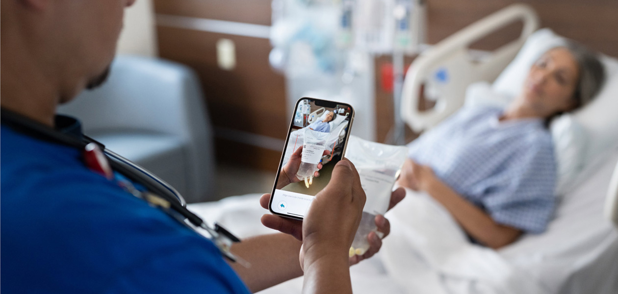 En sygeplejerske scanner en patients medicin.