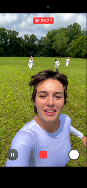 Obrazovka iPhonu 17 Pro se zobrazeným ultrastabilizovaným videem osoby tancující ve větru