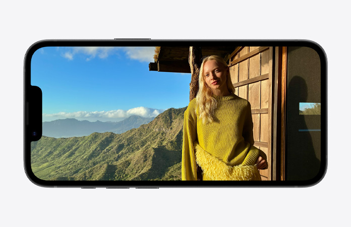 En iPhone 17e med Super Retina XDR-skjerm vises forfra.