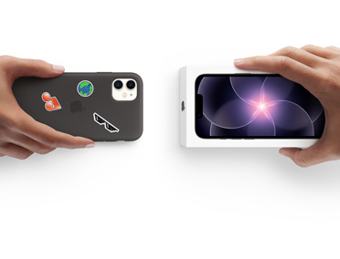 En hånd som holder en iPhone 11 med silikondeksel med klistremerker på baksiden, vises side om side med en hånd som holder ny iPhone-eske med iPhone 17e. Bildet viser et innbytte.